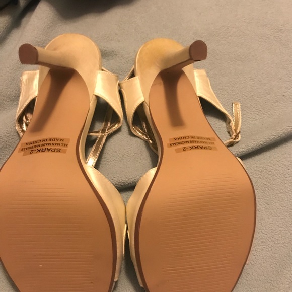 Off white satin strappy heels 👠 7.5 new, no box - Picture 3 of 8
